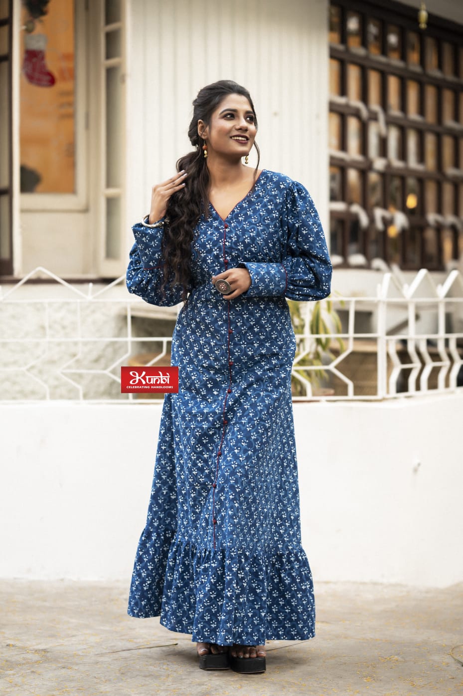 How to wear saree on denim | Dolly Jain's saree draping style for farewell  party | Look modern in this style of saree draping. Wear saree on jeans/ denim and a crop top